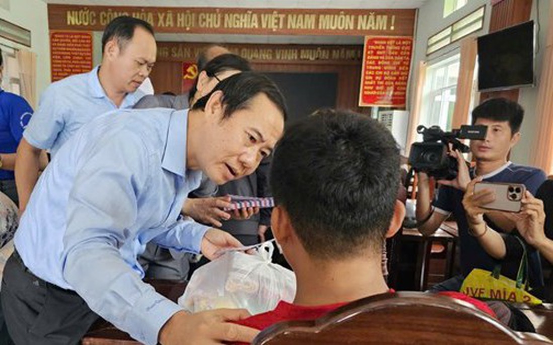 Phó Bí thư Đảng ủy MTTQ, các đoàn thể Trung ương thăm hỏi, động viên người dân vùng lũ Đắk Lắk