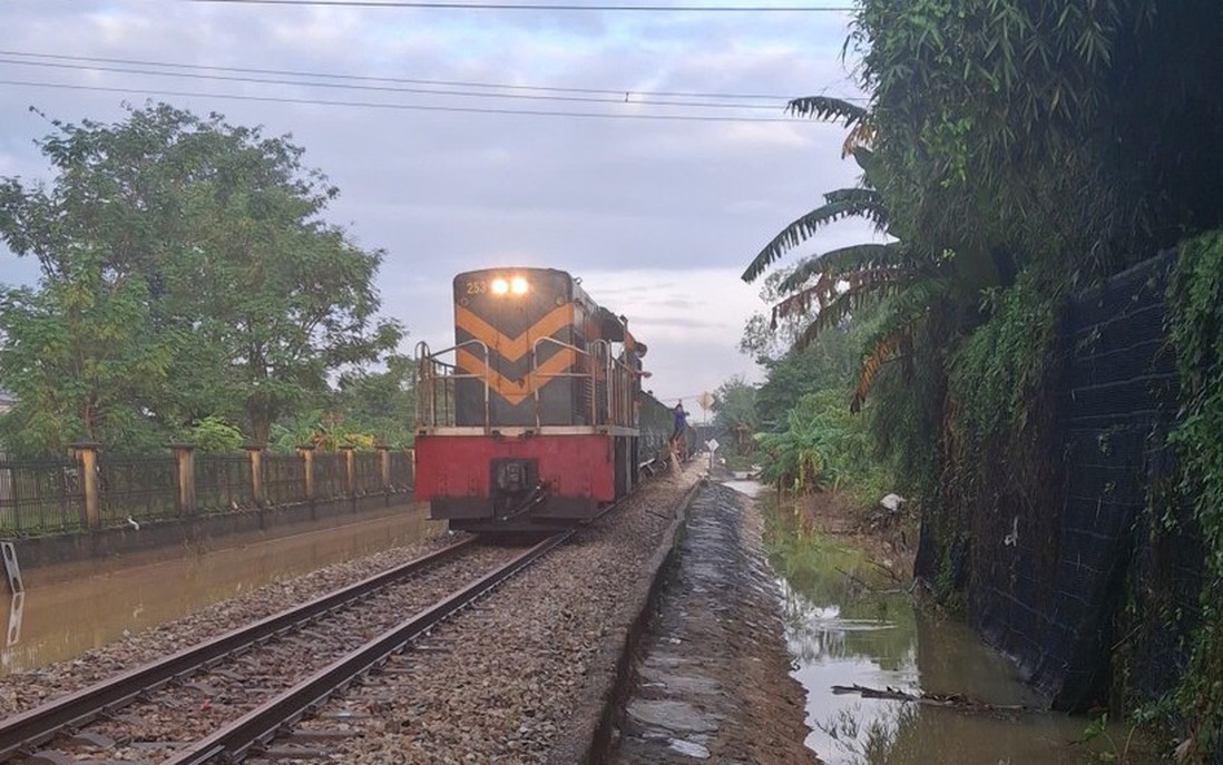 Đường sắt Bắc-Nam chính thức thông tuyến sau nhiều ngày bị "tê liệt" mưa lũ