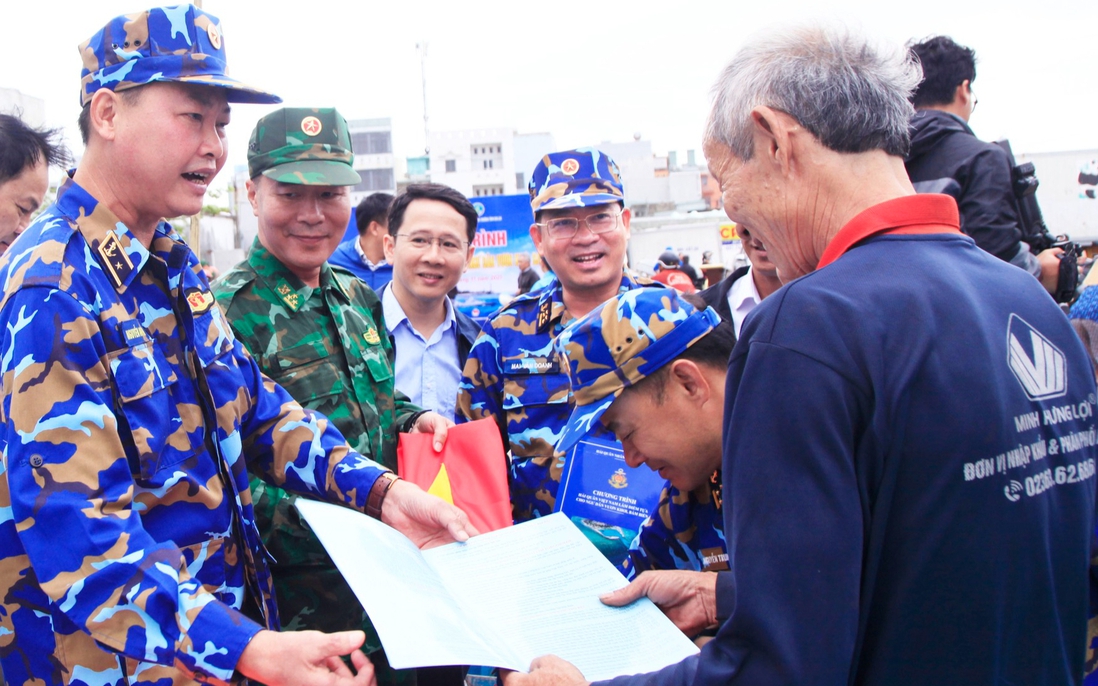 Vùng 4 Hải quân trao kinh phí xây nhà cho ngư dân bị ảnh hưởng nặng nề bởi bão số 13