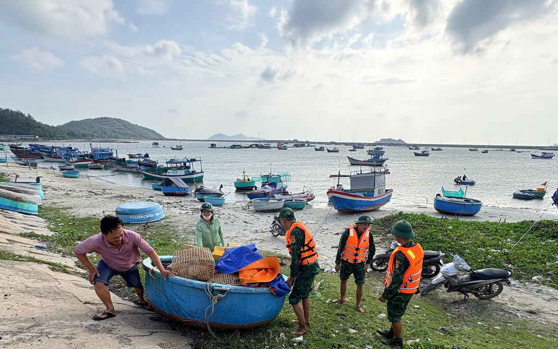 Khánh Hòa: Bộ đội biên phòng tăng cường vận động ngư dân chủ động ứng phó bão số 15 