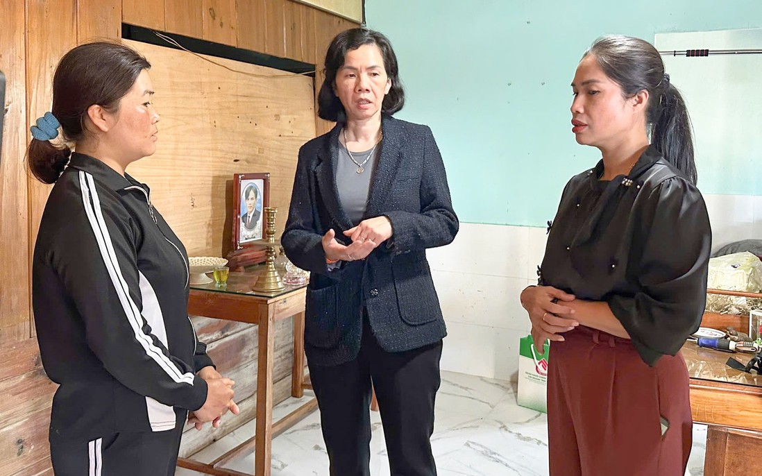 Trao 150 phần quà hỗ trợ phụ nữ và trẻ mồ côi vùng lũ Lâm Đồng