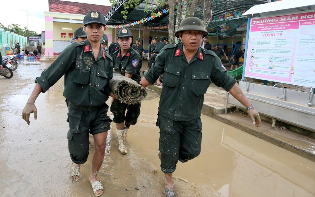 Cảnh sát cơ động Công an TPHCM sát cánh cùng người dân Khánh Hoà khắc phục hậu quả sau lũ