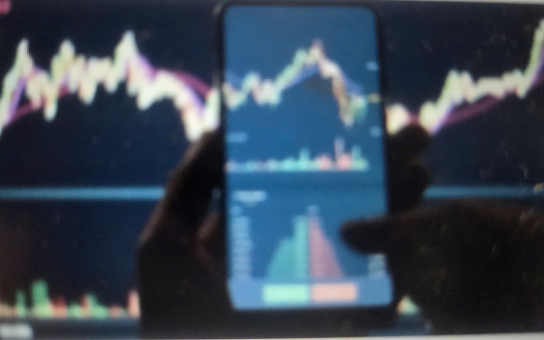 Dòng tiền “đổi gu”: Cổ phiếu vốn hóa vừa hút mạnh, VN-Index tăng nhẹ trong phiên đầy biến động