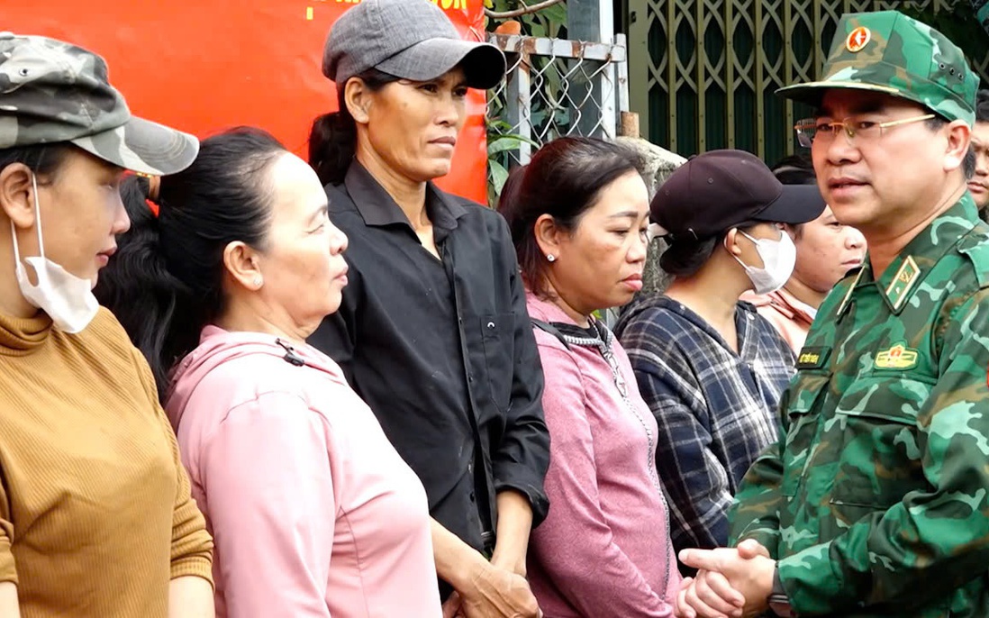 Bộ đội Biên phòng hỗ trợ người dân vùng lũ khắc phục hậu quả thiên tai