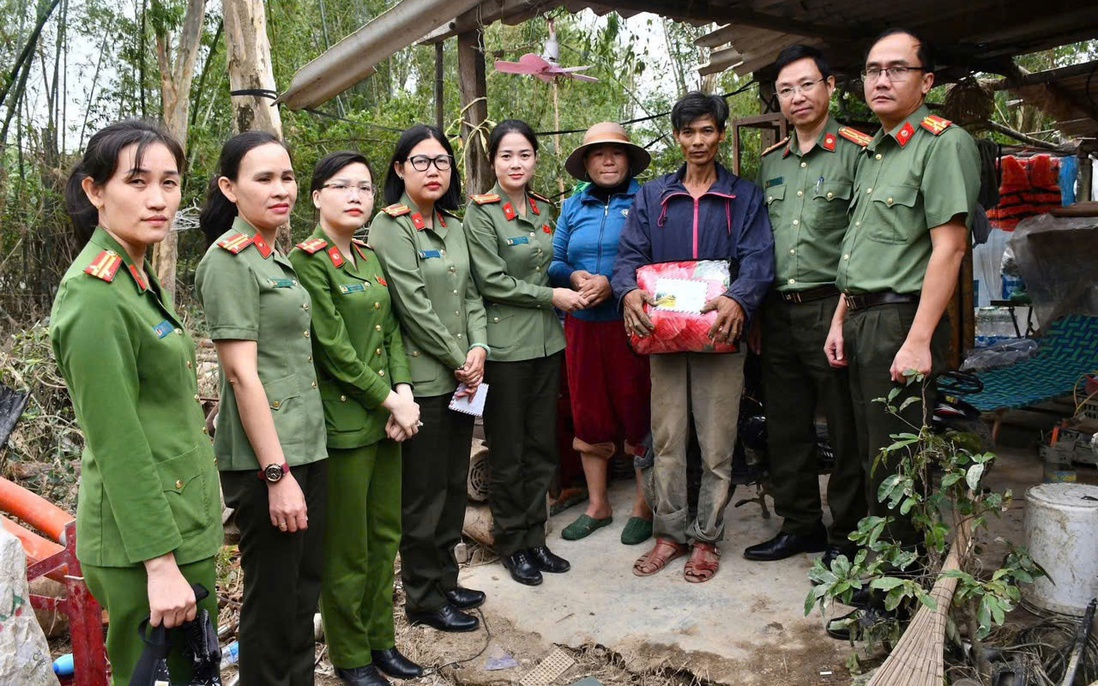 Phụ nữ Công an Đà Nẵng gửi nhiều phần quà thiết yếu  đến đồng bào vùng lũ