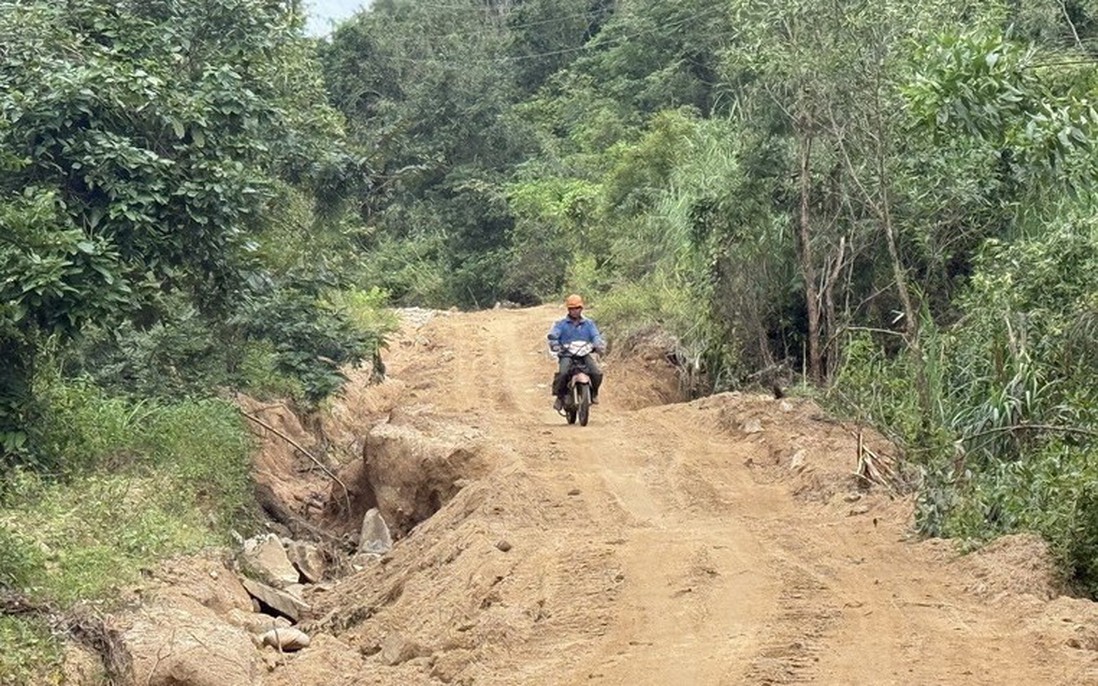Đắk Lắk: Di dời người dân vùng sạt lở đến nơi an toàn tránh bão số 15