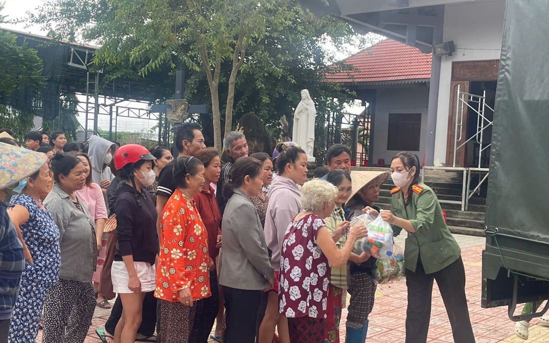 Phụ nữ Công an Khánh Hòa vận động, tiếp nhận gần 30 tấn hàng hỗ trợ người dân vùng lũ