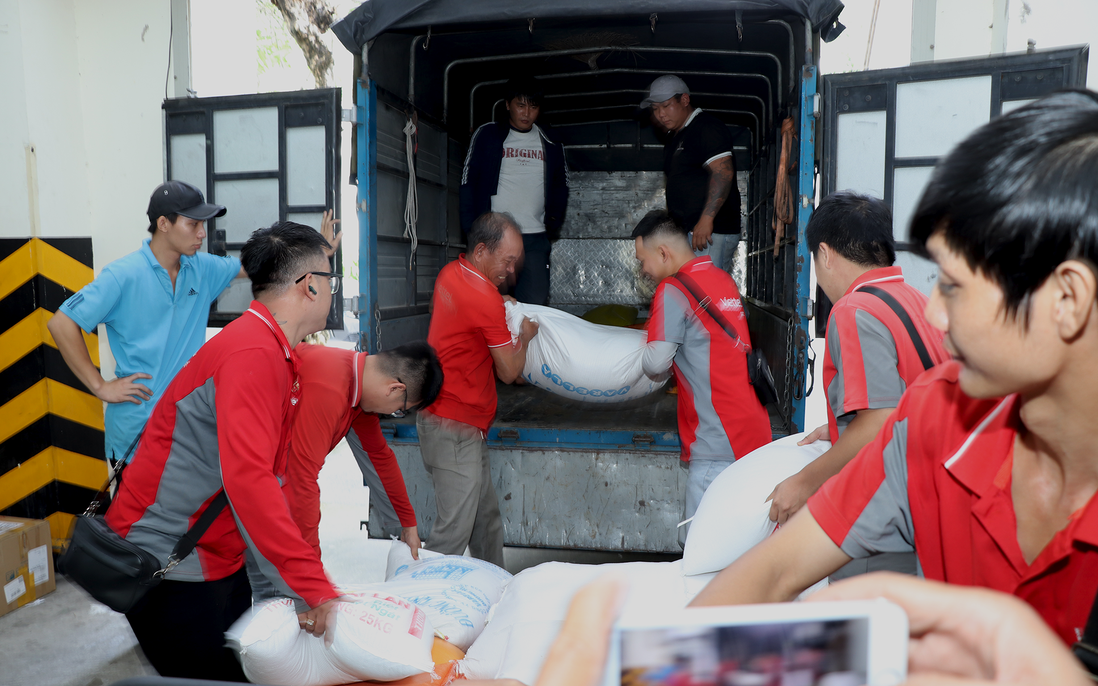 TPHCM vận chuyển 30 tấn hàng hóa hỗ trợ người dân vùng lũ Huế và Đà Nẵng