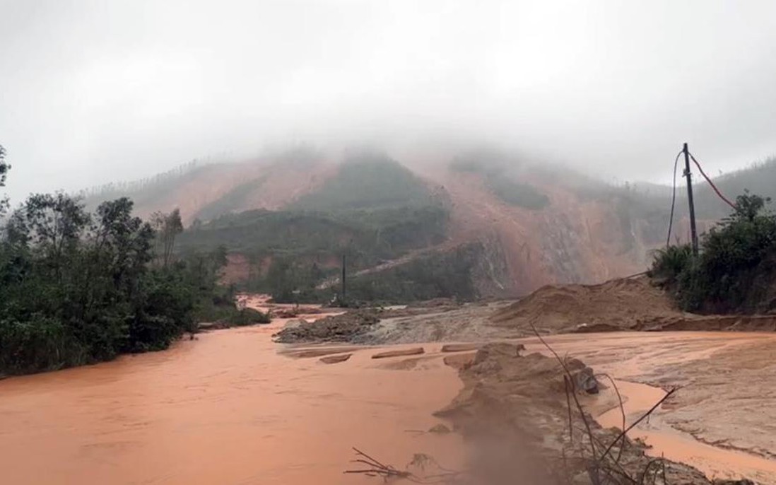 Mưa lớn gây sạt lở núi ở Hà Tĩnh, vùi lấp cả xe bán tải