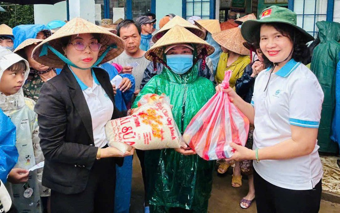 Hội LHPN Đà Nẵng trao quà hỗ trợ người dân vùng ngập lụt