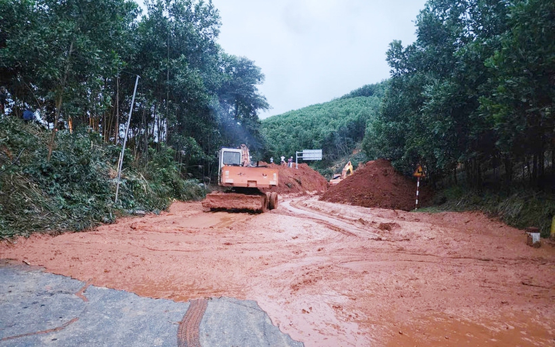 Nhiều tuyến quốc lộ bị ngập sâu, sạt lở đường do mưa lũ tại miền Trung