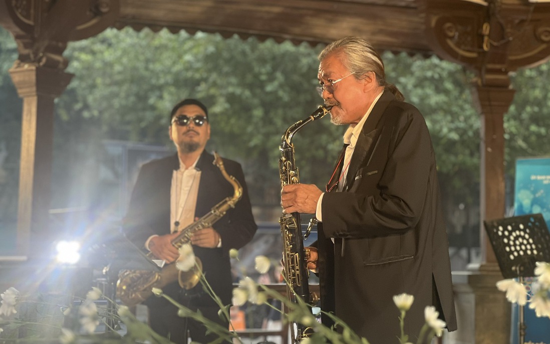 NSƯT Quyền Văn Minh biểu diễn Jazz trong không gian mở