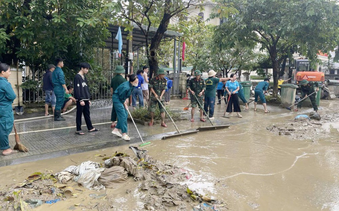Huế: Hơn 5.000 hội viên phụ nữ phường Thuận Hóa ra quân dọn dẹp vệ sinh sau lũ