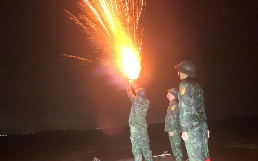 TP Huế đồng loạt bắn pháo hiệu kêu gọi tàu thuyền khẩn cấp vào bờ tránh bão