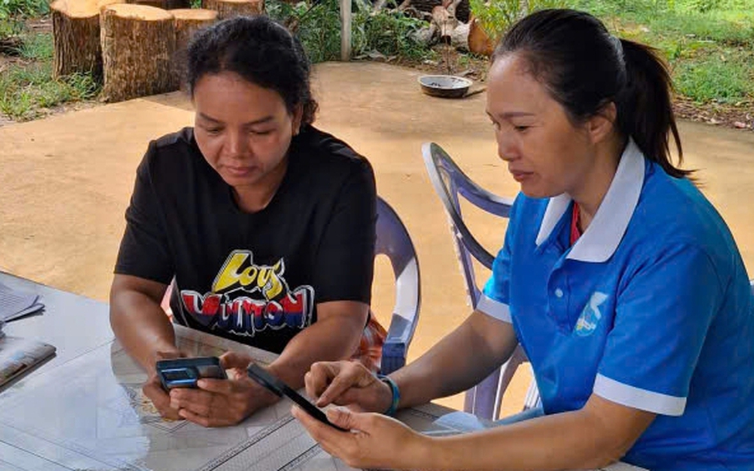 TPHCM: Cầm tay chỉ việc - Dạy nhau "học số" cho bà con dân tộc thiểu số tại ấp Vinh Thanh