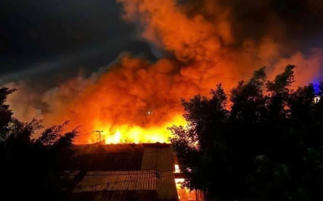 Gia Lai: Cháy lớn thiêu rụi hàng chục gian hàng tại chợ Bình Dương