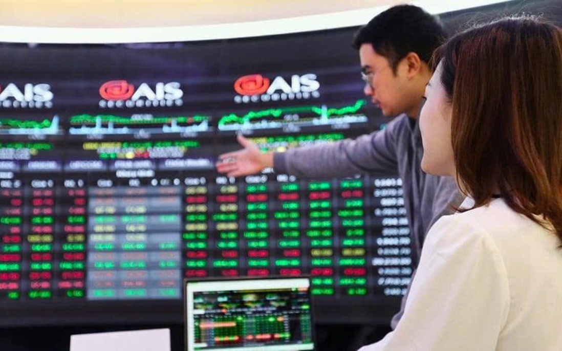 Dòng tiền rút, nhóm cổ phiếu nào “cứu” VN-Index thoát đỏ?