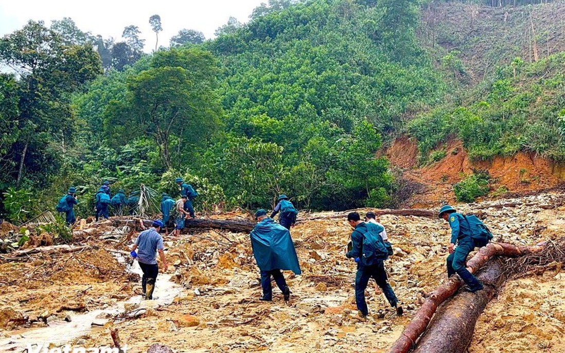 Đà Nẵng: Bộ đội gùi nhu yếu phẩm vượt núi cứu hộ 14 hộ dân bị cô lập tại xã Trà Tân