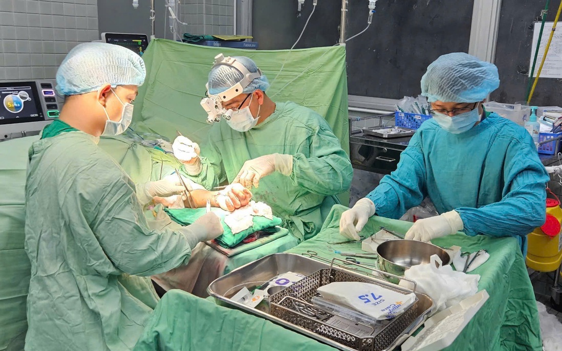 Nối thành công đôi bàn tay của nam thanh niên bị chém đứt lìa 