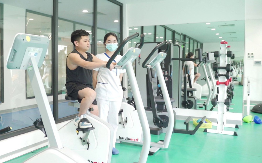 “Cậu bé” 32 tuổi trở thành đàn ông thực thụ và cao thêm 7 cm sau khi điều trị tại Vinmec