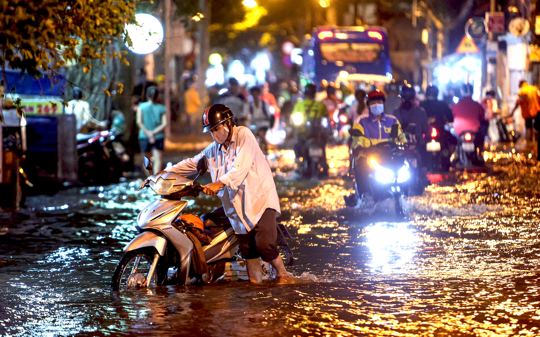 TPHCM: Triều cường lập đỉnh, đường biến thành sông, người dân vất vả chống chọi