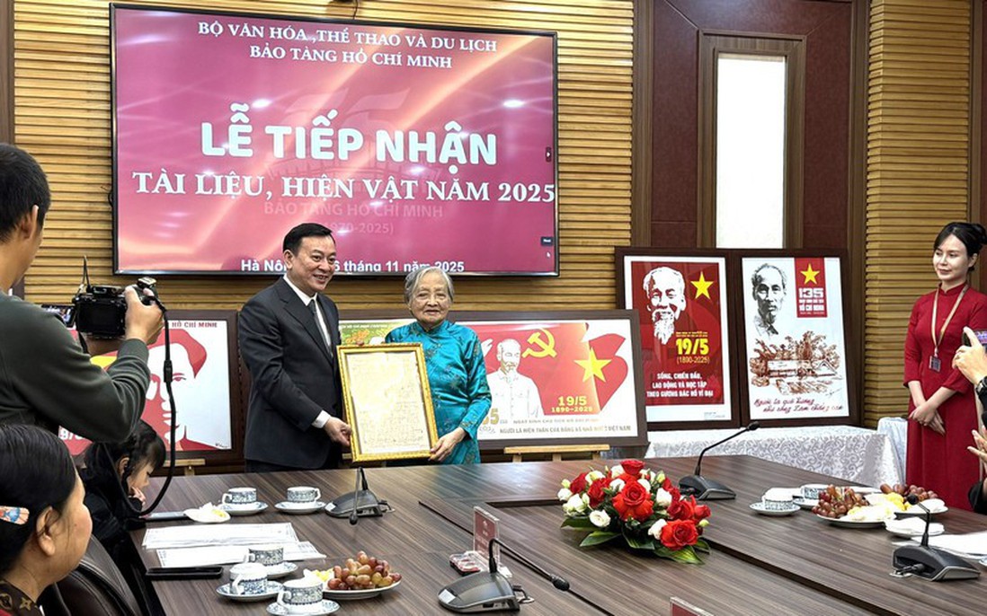 Bảo tàng Hồ Chí Minh tiếp nhận kỷ vật về Bác từ gia đình nhạc sỹ Trần Hoàn