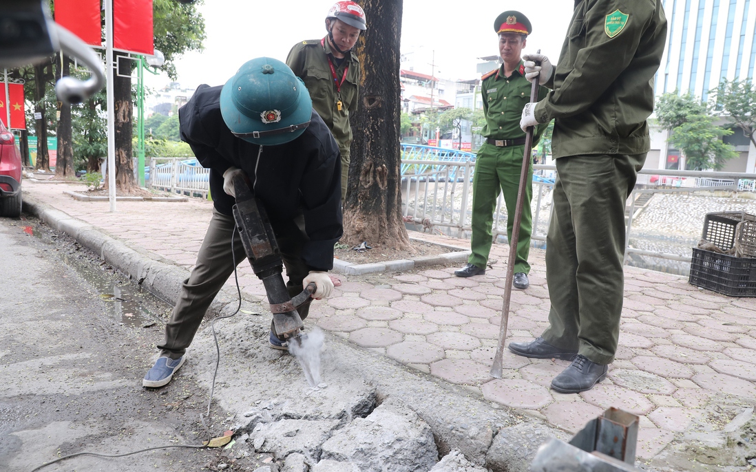 Hà Nội: 2 phường ra quân phá dỡ bậc bê tông trái phép sau phản ánh của Báo Phụ nữ Việt Nam