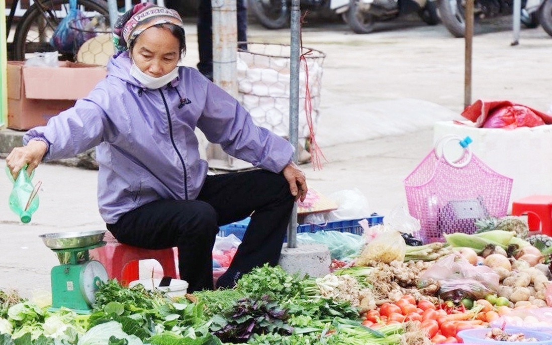 CPI tháng 10: Thực phẩm tăng giá do mưa lũ, giáo dục và vàng cũng "nóng" lên