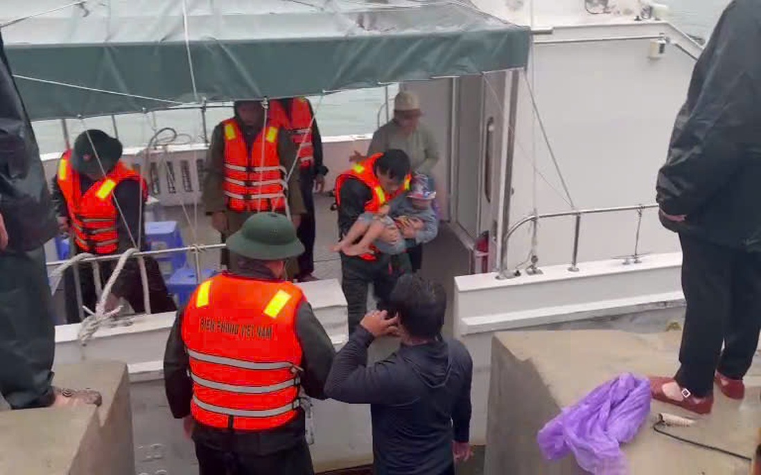 Khánh Hòa: Giữa bão số 13, em bé sốt cao trên đảo được cấp cứu kịp thời