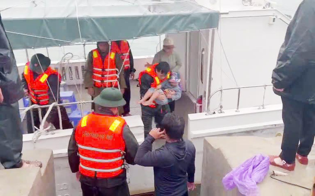 Khánh Hòa: Giữa bão số 13, em bé sốt cao trên đảo được cấp cứu kịp thời