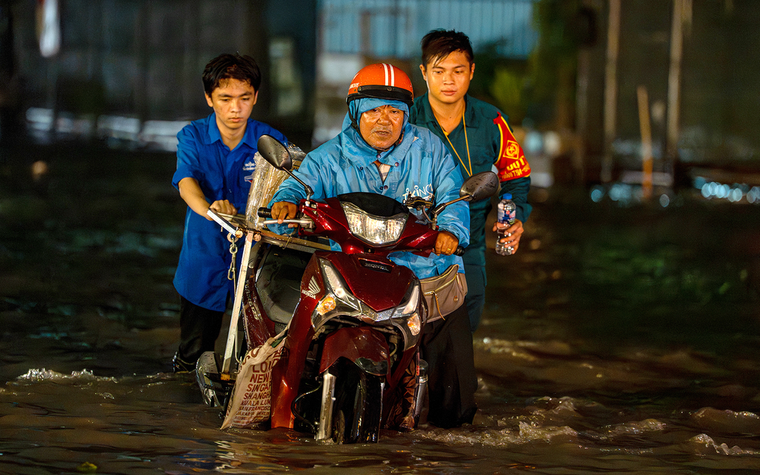 Tuổi trẻ TPHCM ra quân hỗ trợ người dân giữa đỉnh triều cường