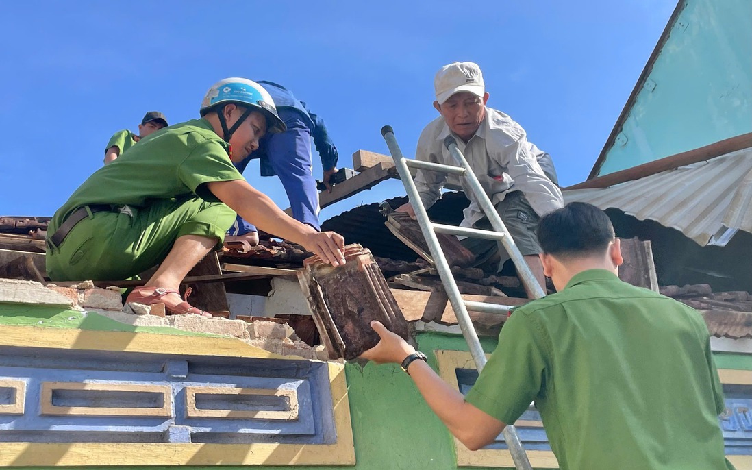 Đắk Lắk: Công an khẩn trương giúp người dân khắc phục hậu quả bão số 13