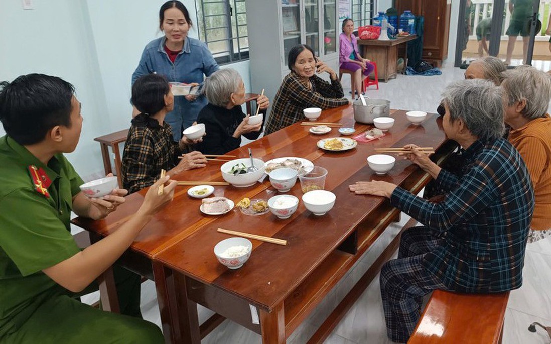 Xã Tuy Phước Bắc di dời toàn bộ người già, trẻ nhỏ đến nơi an toàn tránh bão