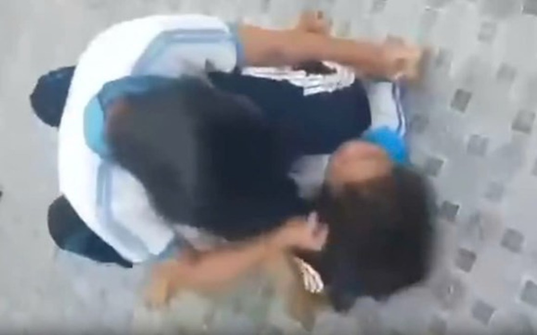 Lại xuất hiện thêm clip nữ sinh đánh nhau trong nhà vệ sinh tại TPHCM