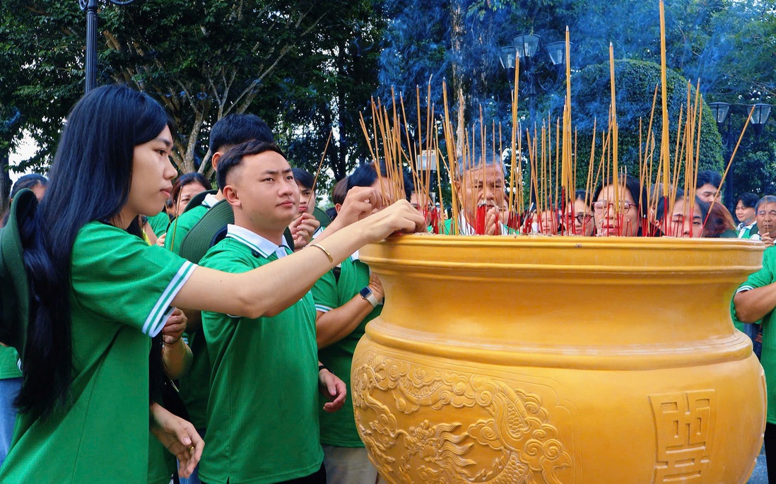 Sinh viên Lào, Campuchia dâng hương tưởng niệm Anh hùng liệt sĩ Võ Thị Sáu