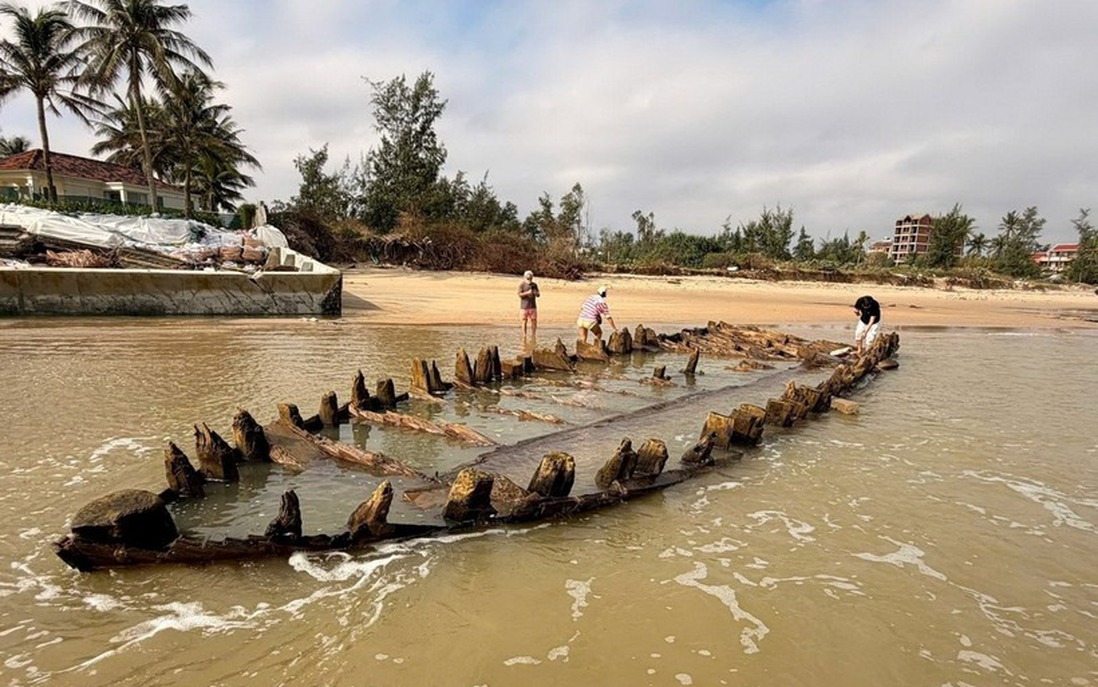 Đà Nẵng: Sau bão số 13 xuất hiện tàu cổ dạt ở bờ biển Hội An