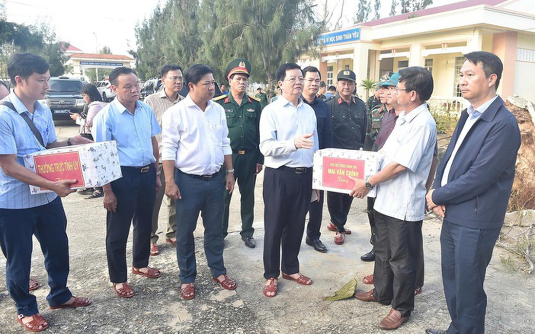 Phó Thủ tướng Mai Văn Chính thăm hỏi, động viên người dân bị thiệt hại do bão số 13 tại Đắk Lắk