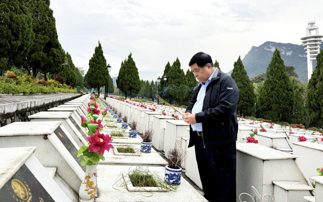 Phó Thủ tướng Nguyễn Chí Dũng dâng hương tưởng nhớ các liệt sĩ tại nghĩa trang Vị Xuyên