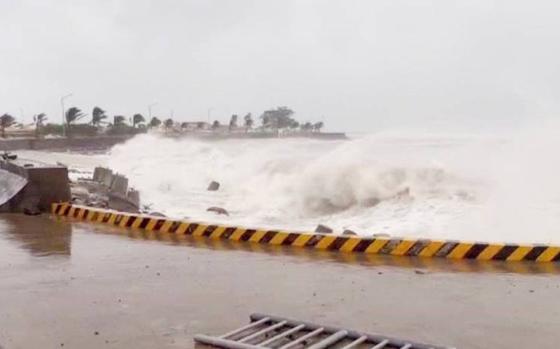 Quảng Ngãi: Tìm thấy 1 nạn nhân sống sót sau 2 ngày mất tích trên biển