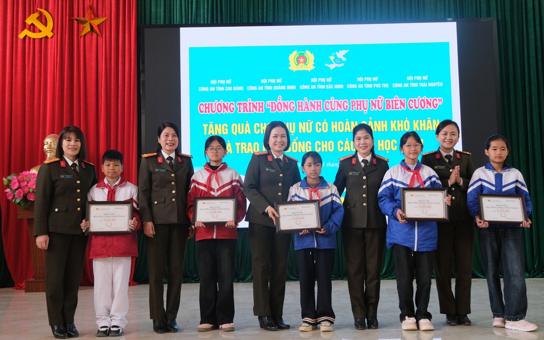 Cụm thi đua số 3 Công an tặng quà cho phụ nữ và trẻ em khó khăn ở Cao Bằng 