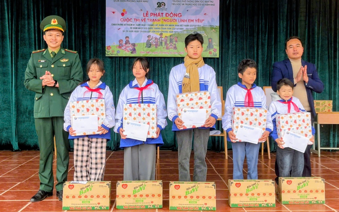 Thi vẽ tranh "Người lính em yêu" tại xã biên giới Nà Hỳ