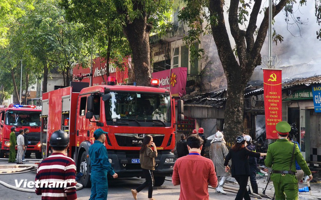 Hà Nội: Cháy lớn giữa phố Lò Đúc, khói bốc cao hàng chục mét