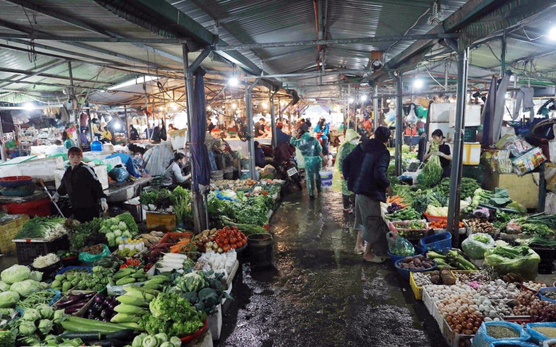 Hà Nội: Giá rau xanh giảm sâu sau bão lũ, riêng cà chua và ớt vẫn tăng mạnh