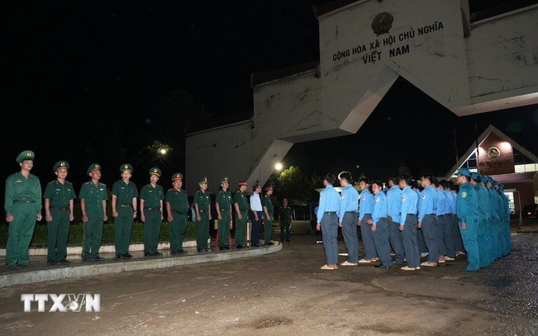 Đón hài cốt liệt sỹ quân tình nguyện Việt Nam hy sinh tại Campuchia về nước