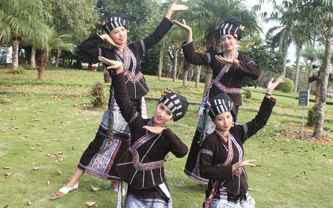 Trang phục truyền thống của người Lự ở Lai Châu - Dấu ấn văn hóa từ đôi bàn tay người phụ nữ