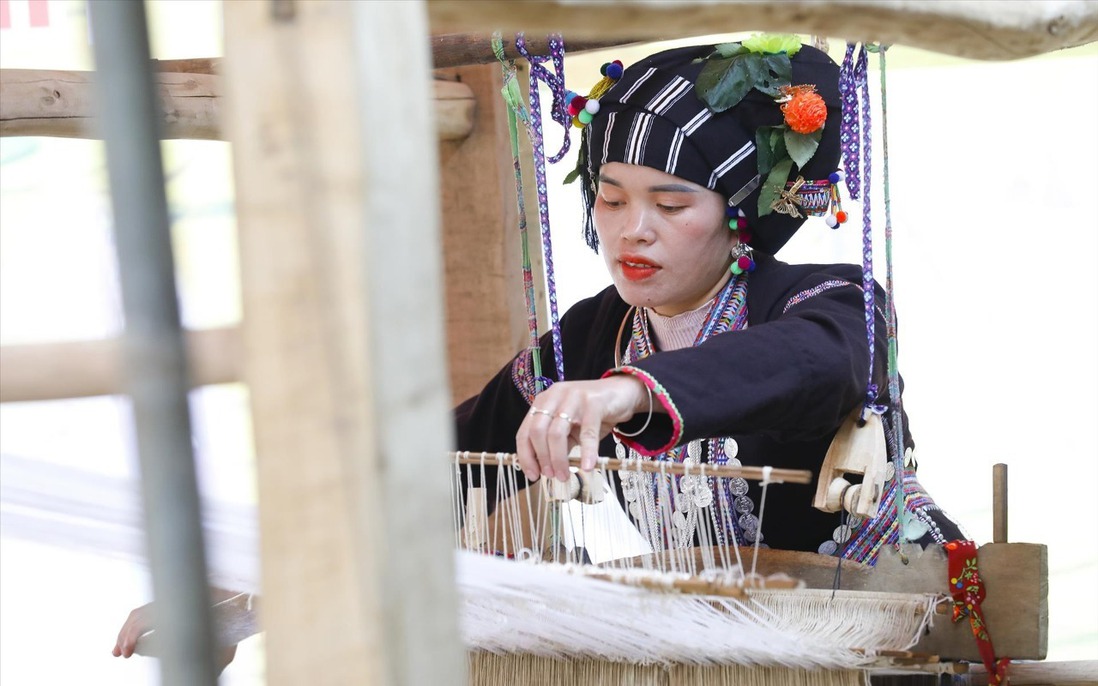 Phụ nữ Lự giữ lửa nghề dệt thổ cẩm truyền thống