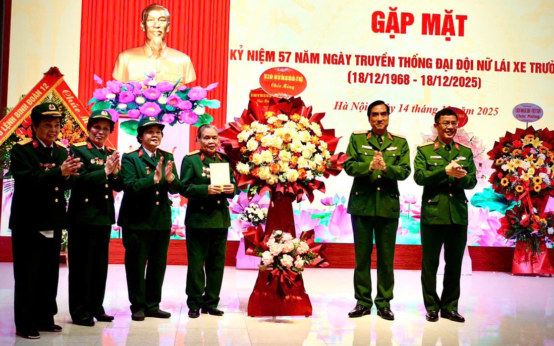 Âm vang những nữ chiến sĩ lái xe Trường Sơn vai mang súng, tay lái vững vàng vượt qua làn đạn bom rơi