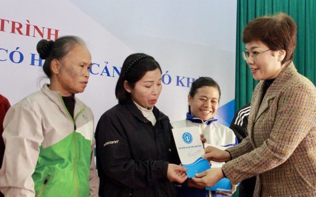 Hơn 2.300 người có hoàn cảnh khó khăn được tặng thẻ bảo hiểm y tế