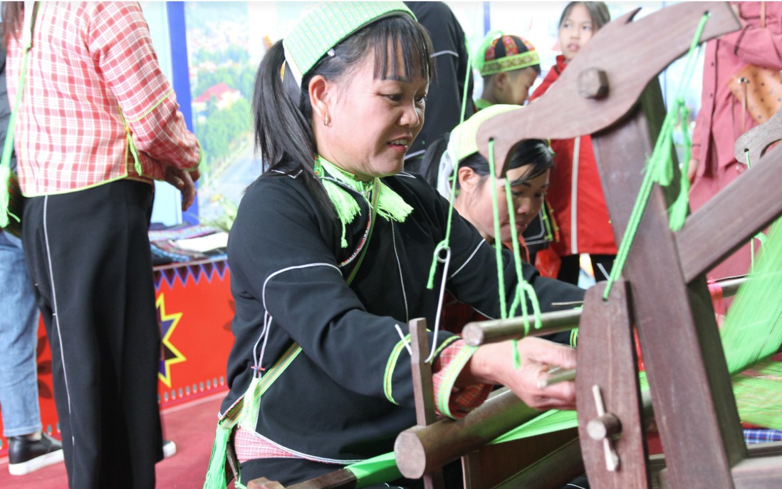 “Giữ hồn” nghề thêu, dệt thổ cẩm, tạo sinh kế bền vững cho phụ nữ Nùng