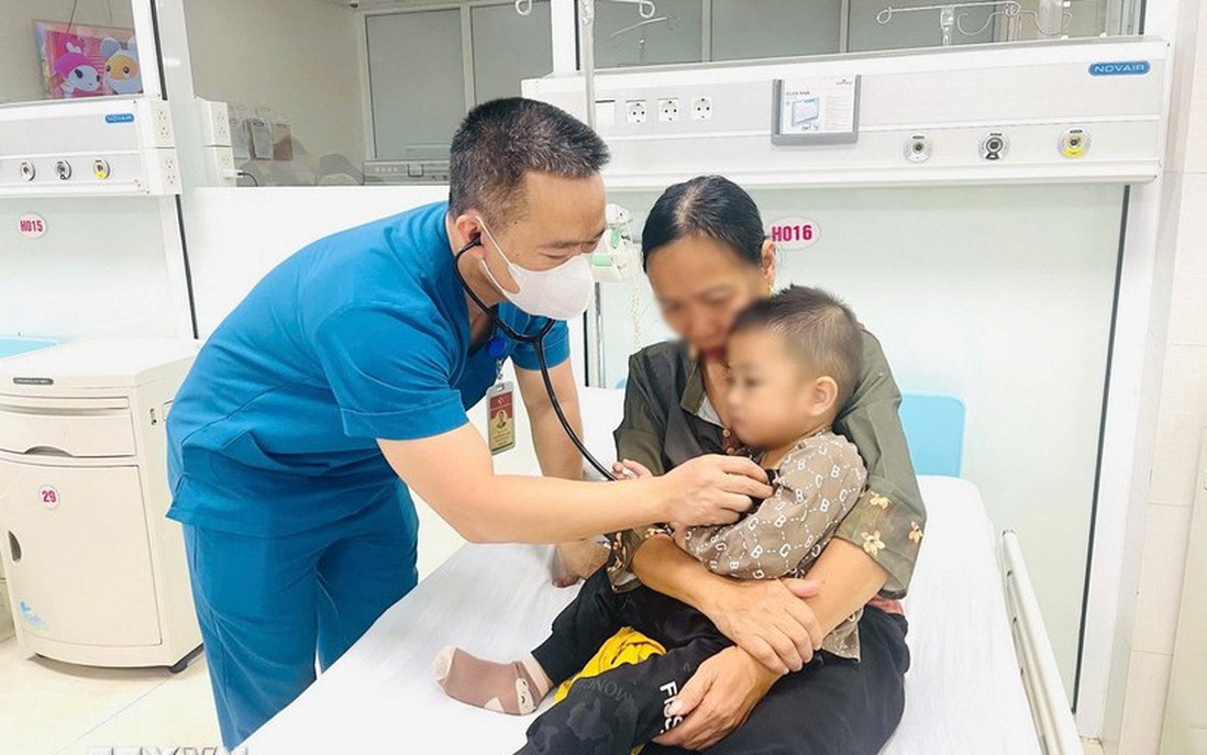 Cấp cứu kịp thời bé trai 2 tuổi mắc dị vật là pin cúc áo trong thực quản